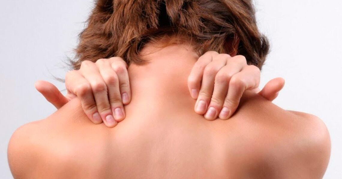 Вратът с остеохондроза трябва да се масажира с две ръце и едновременно с раменете