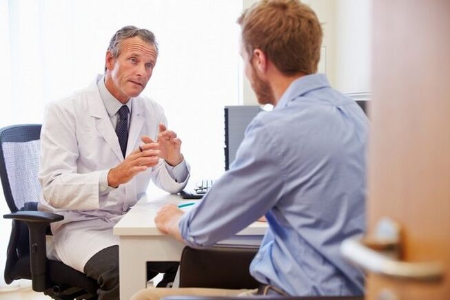 Пациентът се консултира с лекар за народни средства за лечение на остеохондроза