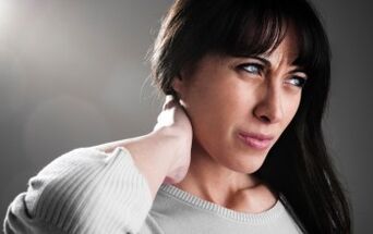 Една жена е загрижена за симптомите на цервикална остеохондроза